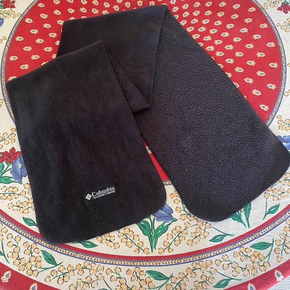Columbia Sportswear Company I Unisex Charcoal Fleece Scarf - Picture 11 of 14
